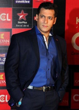 Salman Khan posa para a terceira temporada do evento Celebrity Cricket League (CCL), Mumbai, em 2013 - AFP PHOTO/FILES