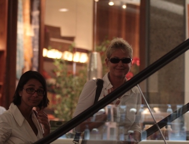1.Fev.2013 - A apresentadora Xuxa vai às compras com uma amiga em shopping no Rio de Janeiro