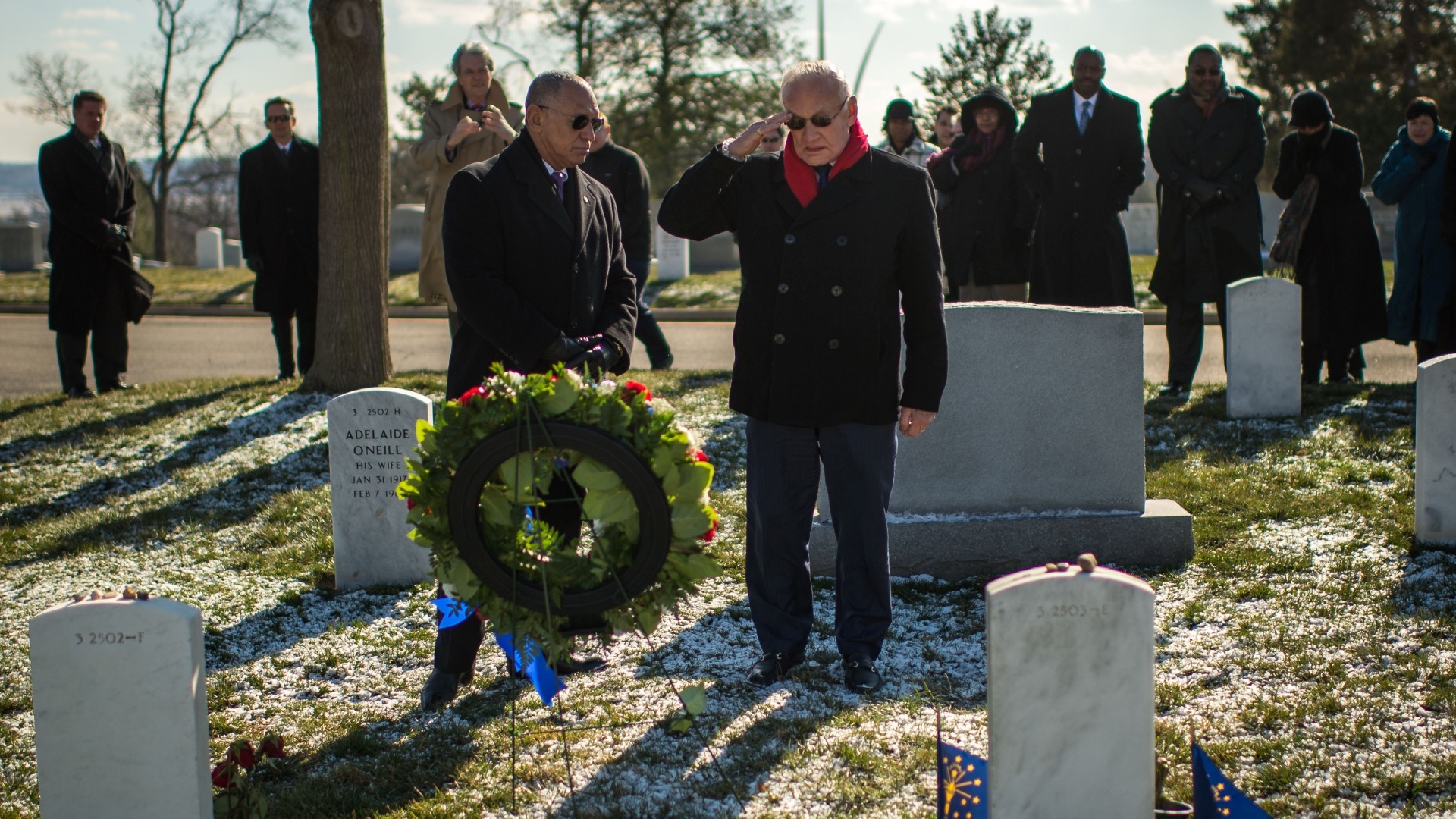 1.fev.2013 - Edwin Buzz Aldrin, membro da histórica missão Apollo 11, presta sua homenagem aos astronautas mortos em missões espaciais da Nasa (Agência Espacial Norte-Americana), no cemitério militar de Arlington, na Virgínia, no leste dos Estados Unidos. A agência recorda nesta sexta-feira (1º) os dez anos do acidente com o ônibus espacial Columbia, que matou sete astronautas, assim como as tragédias da Apollo 1, de 1967, e do Challenger, de 1986 - Bill Ingalls/Nasa