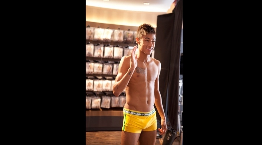 1.fev.2013 - Neymar Jr posou só de cuecas para uma campanha publicitária, que  homenageará os times de futebol que levantaram a taça em Copas do Mundo como Brasil, Espanha, Inglaterra, Itália e Alemanha