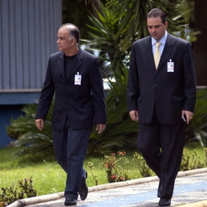 O publicitário Marcos Valério (à esquerda), condenado no jugamento do mensalão pelo STF (Supremo Tribunal Federal), na sede da PF em Belo Horizonte - Jackson Romanelli - 1°fev.2013/ Infinito / Agência O Globo