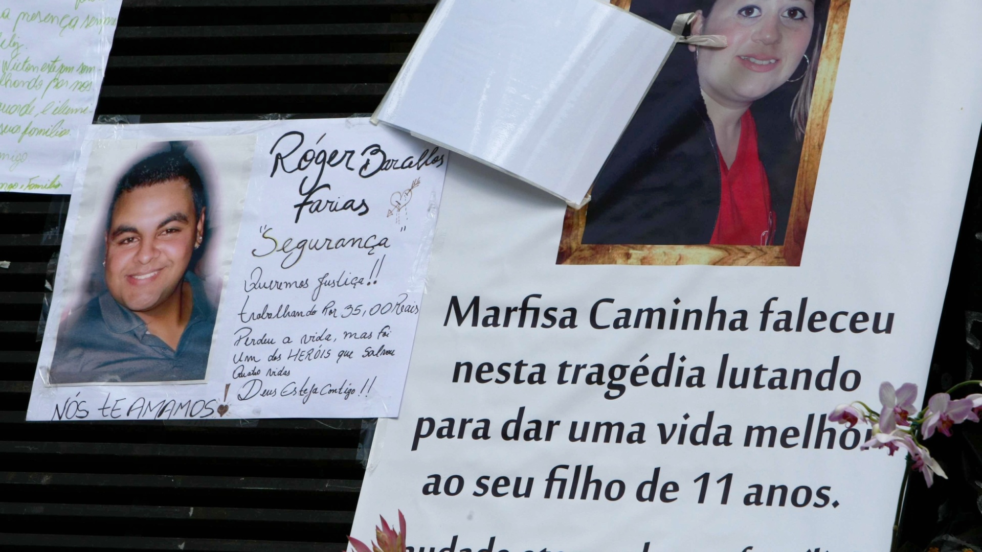 1º.fev.2013 - Pessoas deixam mensagens em memorial em frente à Boate Kiss, em Santa Maria, em homenagem às vítimas do incêndio da madrugada do último domingo (27). Mais de 230 pessoas morreram na tragédia - Ernesto Carriço/Agência O Dia/Estadão Conteúdo