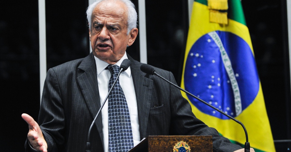 1º.fev.2013 - Senador Pedro Simon (PMDB-RS) faz apelo ao senador Renan Calheiros (PMDB-AL) para que desista da candidatura à presidência da Casa