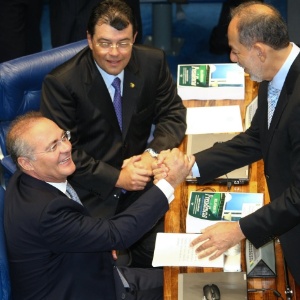 Senadores Renan Calheiros (PMDB-AL), Eduardo Braga (PMDB-AM; sentados) e Inácio Arruda (PCdoB-CE) se cumprimentam no plenário durante sessão que elegeu Calheiros presidente da Casa novamente - Alan Marques/Folhapress