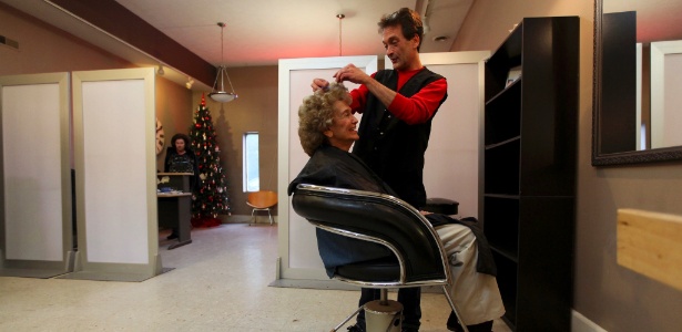 Johnny Cummings divide as tarefas de cabelereiro e de prefeito da cidadezinha de Vicco, no Kentucky (EUA) - Nicole Bengiveno/The New York Times