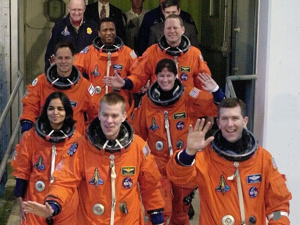 O piloto do ônibus espacial Columbia, Wille McCool, vem à frente da tripulação nesta foto feita na Flórida, nodia da decolagem, em 16 de janeiro de 2003 - Karl Ronstrom/Reuters