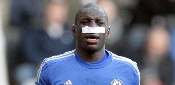 Demba Ba, atacante do Chelsea, fraturou o nariz e foi substituído após levar um chute  - Graham Stuart/AFP Photo