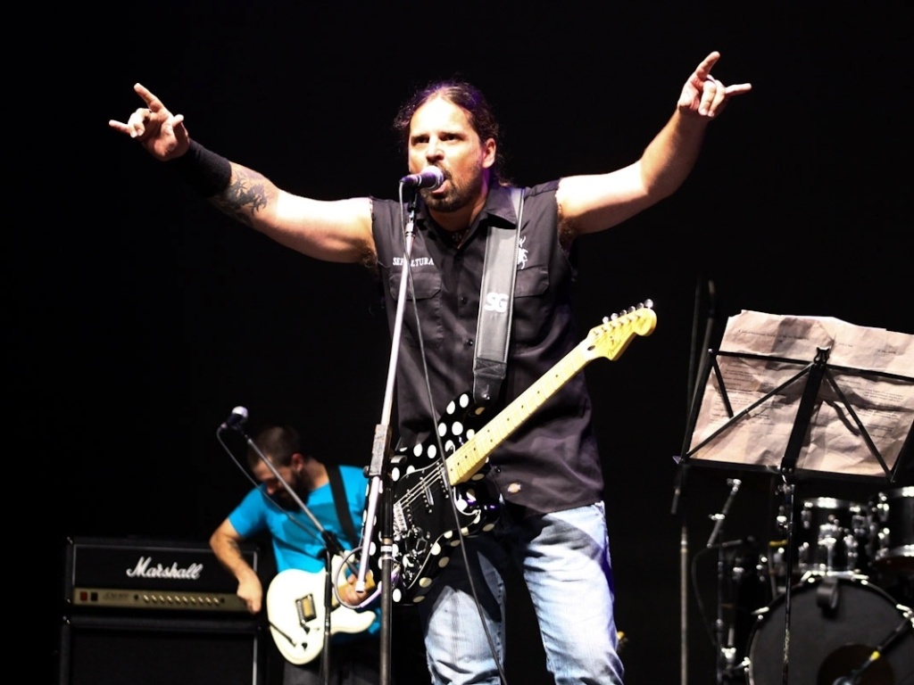 1.fev.2013 - Andreas Kisser toca no show "Hendrix 70", no SESC Vila Mariana, em São Paulo - Manuela Scarpa/Foto Rio News