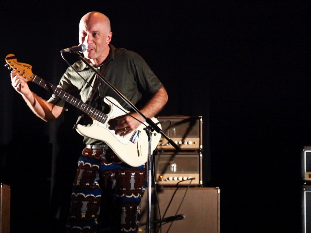 1.fev.2013 - O guitarrista Edgard Scandurra toca no show "Hendrix 70", no SESC Vila Mariana, em São Paulo - Manuela Scarpa/Foto Rio News
