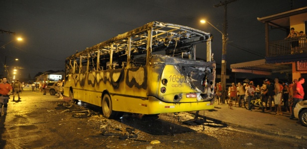 Pessoas observam ônibus queimado em Joinville (SC). Foi o primeiro ataque do tipo na cidade - Pena Filho/Agência RBS
