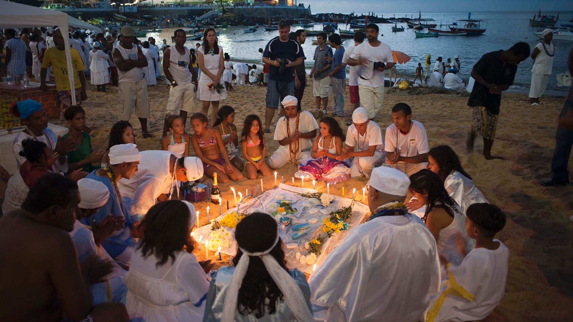 2.fev.2013 - Festa de Iemanjá, em Salvador - João Alvarez/UOL