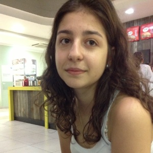  Laura Marin, 18, estudante de engenharia na UFSM (Universidade Federal de Santa Maria) é voluntária no Hospital de Caridade, em Santa Maria (RS), onde estão internados algumas das vítimas da tragédia na boate Kiss - Renan Antunes de Oliveira /UOL