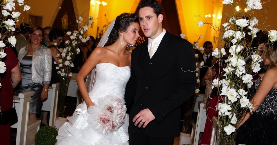2.fev.2013 - O nadador Thiago Pereira e a advogada Gabriela Pauletti se casam na Igreja Santo Ivo, na região do parque do Ibirapuera, em São Paulo