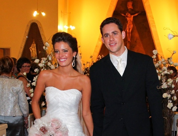 2.fev.2013 - O nadador Thiago Pereira e a advogada Gabriela Pauletti se casam na Igreja Santo Ivo, na região do parque do Ibirapuera, em São Paulo