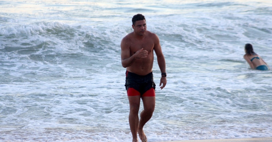 2.fev.2013 - Ronaldo vai à praia do Rio de Janeiro e mostra abdomên