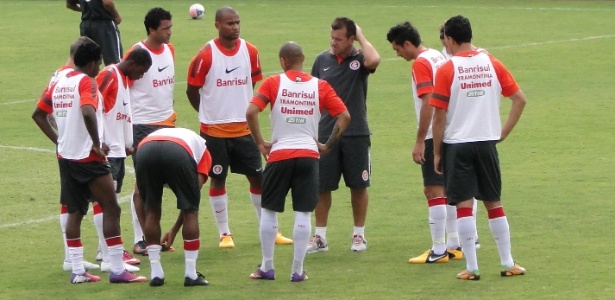 Dunga reuniu o time titular antes do treino deste sábado para passar instruções  - Carmelito Bifano/UOL