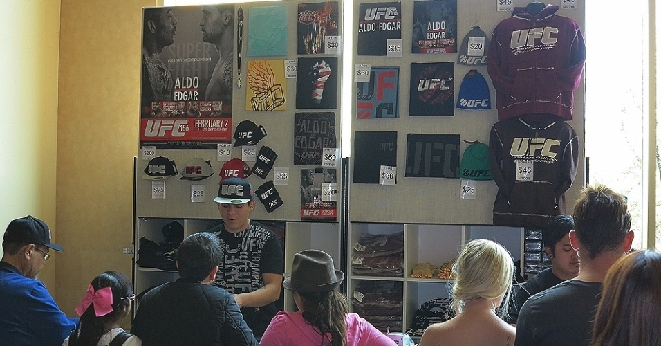 Lojinha do UFC sempre movimentada antes dos eventos - Jorge Corrêa/UOL