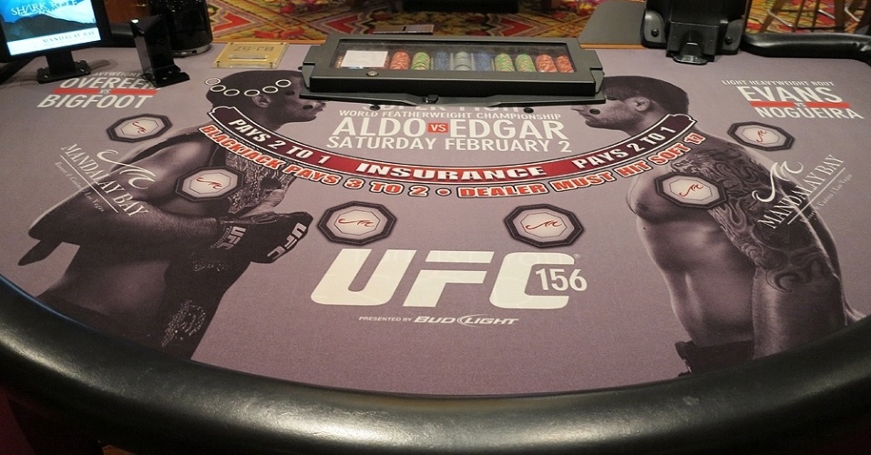 O hotel-cassino Mandalay Bay se vestiu de UFC 156 com cartazes, totens e até mesa de blackjack - Jorge Corrêa/UOL