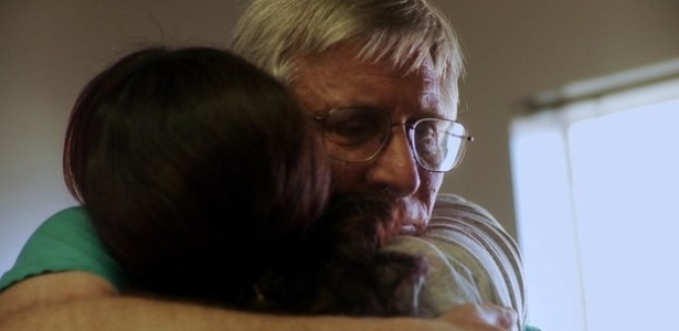 Warren Hern abraça paciente no filme "After Tiller" - Divulgação