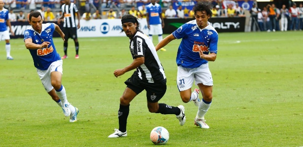 Araújo chegou a ser titular no início da temporada, mas perdeu espaço com Cuca  - Marcus Desimoni/UOL
