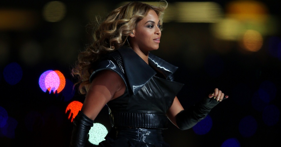 03.fev.2013 - Beyoncé se apresenta no intervalo do Super Bowl
