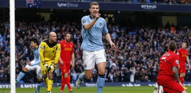 Dzeko comemora depois de marcar o gol para o Manchester City contra o Liverpool - Phil Noble/REUTERS
