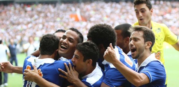 Anselmo Ramon é cumprimentado pelos companheiros por gol na vitória do Cruzeiro - Denilton Dias/ VIPCOMM 