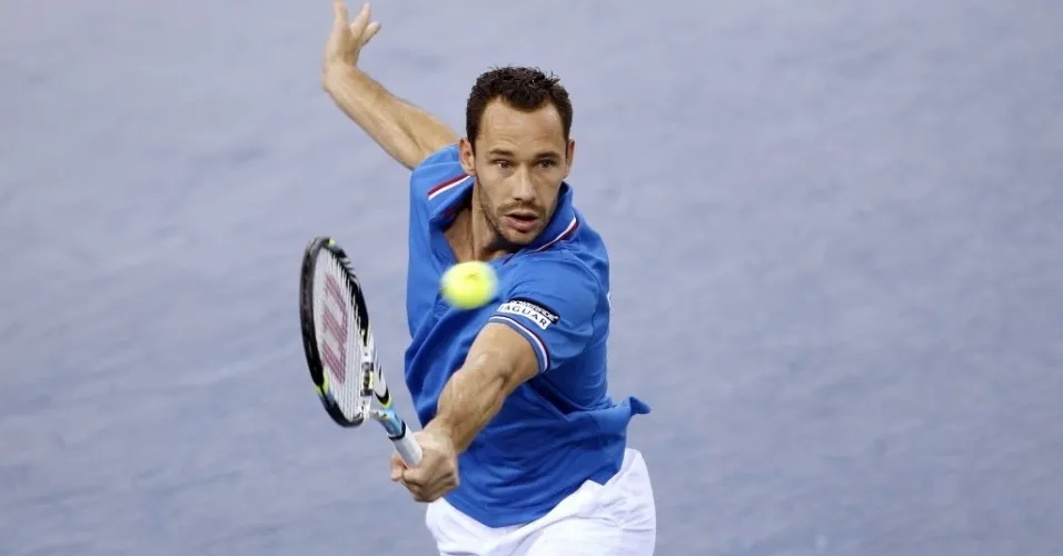 03.fev.2013 - Michael Llodra bateu o israelense Noam Okun em partida do já decidido confronto entre França e Israel - AFP PHOTO/CHARLY TRIBALLEAU