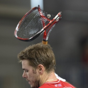 03.fev.2013 - Stanislas Wawrinka destrói raquete durante a partida contra Tomas Berdych pela Copa Davis - AFP PHOTO / SEBASTIEN FEVAL