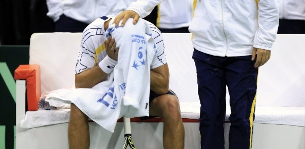 Thiago Alves é consolado pelo capitão João Zwetsch após a derrota para Sam Querrey - Daron Dean/Reuters