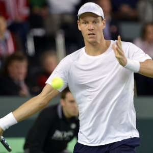 03.fev.2013 - Tomas Berdych defende a Rep. Tcheca na partida contra Stanislas Wawrinka, da Suíça, pela Copa Davis - AFP PHOTO/SEBASTIEN FEVAL