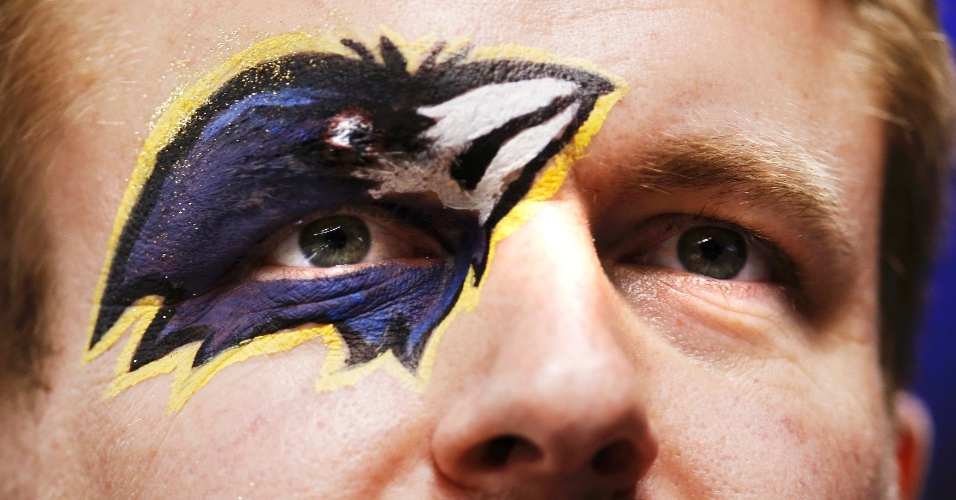 03.fev.2013 - Torcedor do Baltimore Ravens pintou o símbolo da equipe no olho para acompanhar o Super Bowl