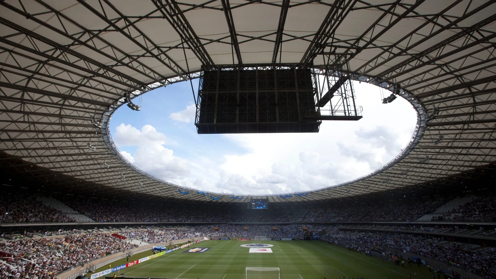 03.fev.2013 - Torcedores do Atlético-MG e do Cruzeiro lotam o Mineirão, em partida pelo Campeonato Mineiro que marca a reinauguração do estádio, em Belo Horizonte - Marcus Desimoni/UOL