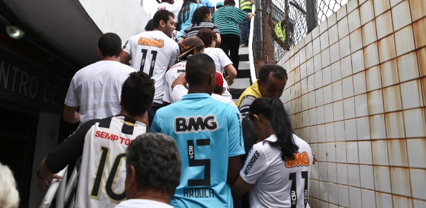 Torcedores santistas esgotaram a carga de cerca de 16 mil ingressos comercializados - Luiz Fernando Menezes/UOL