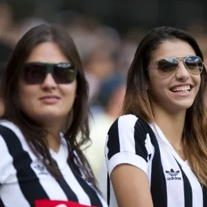 03.fev.2013 - Torcedores do Atlético-MG e do Cruzeiro chegam ao Mineirão, em Belo Horizonte, para a partida que marca a reinauguração do estádio - Marcus Desimoni/UOL