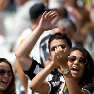 03.fev.2013 - Torcedores do Atlético-MG e do Cruzeiro chegam ao Mineirão, em Belo Horizonte, para a partida que marca a reinauguração do estádio - Marcus Desimoni/UOL