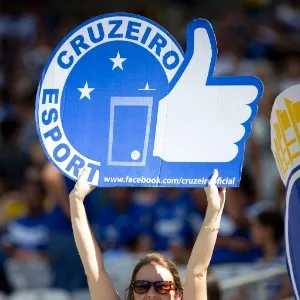 03.fev.2013 - Torcedores do Atlético-MG e do Cruzeiro chegam ao Mineirão, em Belo Horizonte, para a partida que marca a reinauguração do estádio - Marcus Desimoni/UOL