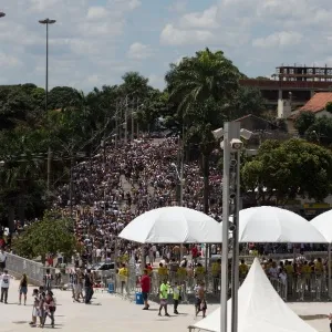 03.fev.2013 - Torcedores do Atlético-MG e do Cruzeiro chegam ao Mineirão, em Belo Horizonte, para a partida que marca a reinauguração do estádio - Marcus Desimoni/UOL