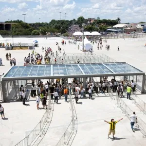 03.fev.2013 - Torcedores do Atlético-MG e do Cruzeiro chegam ao Mineirão, em Belo Horizonte, para a partida que marca a reinauguração do estádio - Marcus Desimoni/UOL