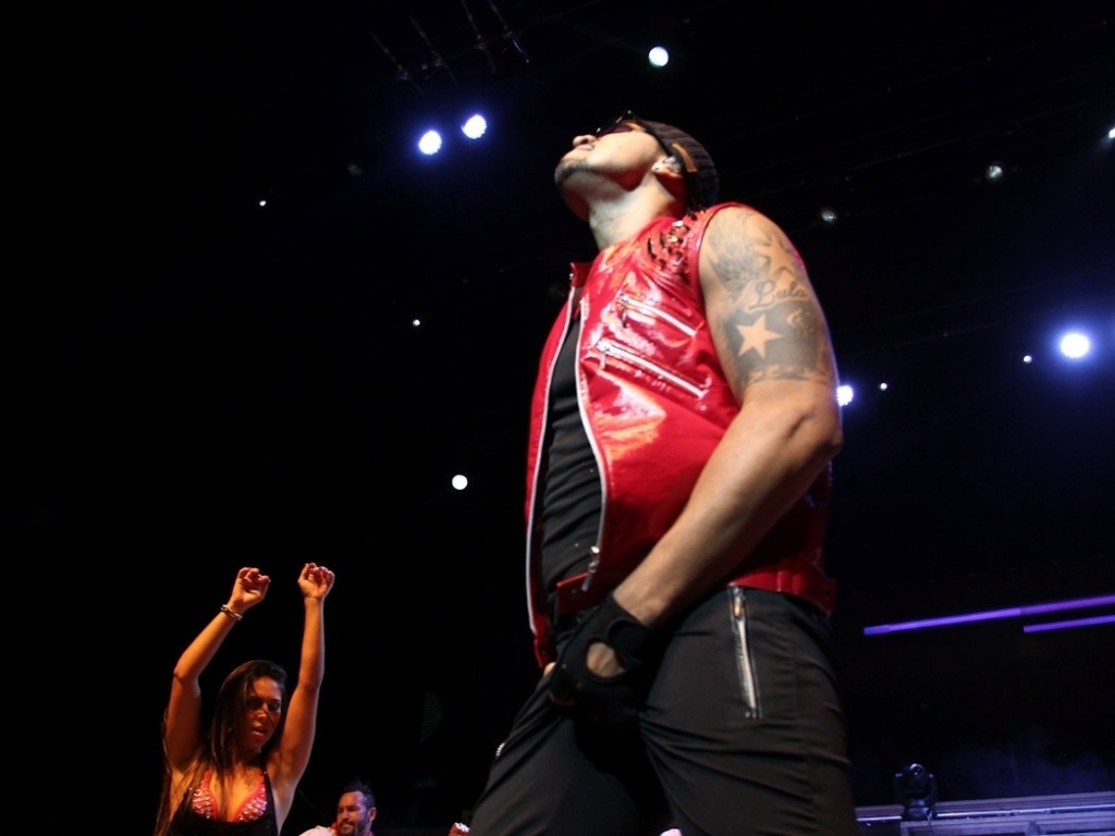 2.fev.2013 - O fenômeno pop Naldo, autor dos hits "Amor de Chocolate" e "Meu Corpo Quer Você", se apresenta no Credicard Hall, em São Paulo - Cláudio Augusto/Foto Rio News