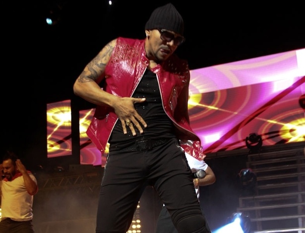 2.fev.2013 - O fenômeno pop Naldo, autor dos hits "Amor de Chocolate" e "Meu Corpo Quer Você", se apresenta no Credicard Hall, em São Paulo - Cláudio Augusto/Foto Rio News