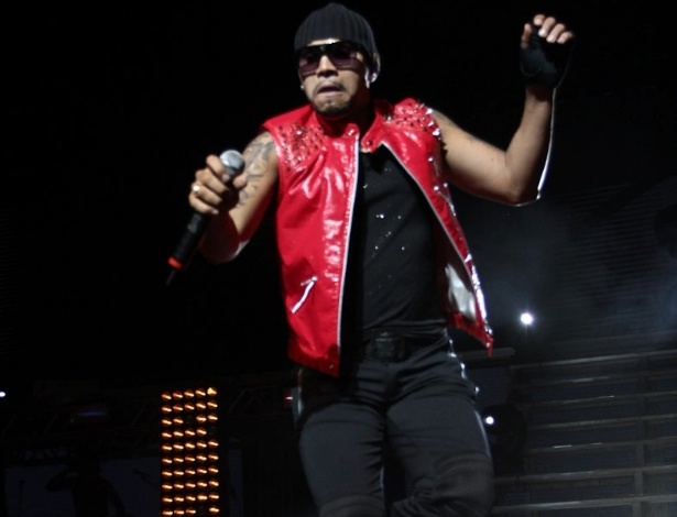 2.fev.2013 - O fenômeno pop Naldo, autor dos hits "Amor de Chocolate" e "Meu Corpo Quer Você", se apresenta no Credicard Hall, em São Paulo - Cláudio Augusto/Foto Rio News