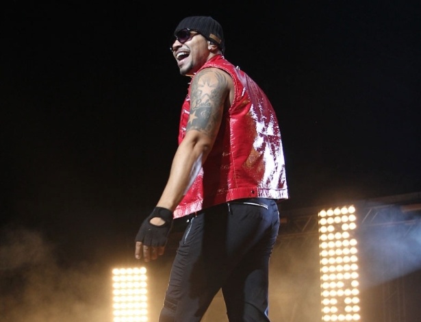 2.fev.2013 - O fenômeno pop Naldo, autor dos hits "Amor de Chocolate" e "Meu Corpo Quer Você", se apresenta no Credicard Hall, em São Paulo - Cláudio Augusto/Foto Rio News