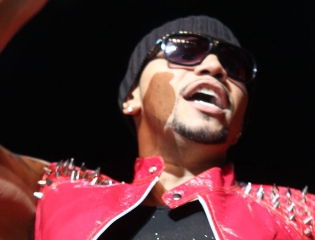 2.fev.2013 - O fenômeno pop Naldo, autor dos hits "Amor de Chocolate" e "Meu Corpo Quer Você", se apresenta no Credicard Hall, em São Paulo - Cláudio Augusto/Foto Rio News