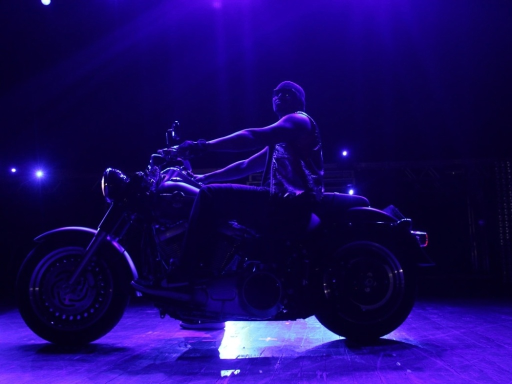 2.fev.2013 - O fenômeno pop Naldo, autor dos hits "Amor de Chocolate" e "Meu Corpo Quer Você", se apresenta no Credicard Hall, em São Paulo - Cláudio Augusto/Foto Rio News