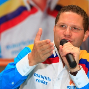 Foto de arquivo mostra Maurício Rodas, candidato à presidência do Equador; o político foi vítima de um sequestro relâmpago  - 24.jan.2013 - José Jácome/EFE