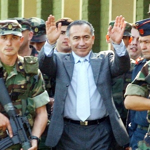 O ex-general paraguaio Lino Oviedo acena para o público, nesta foto de arquivo de 2004