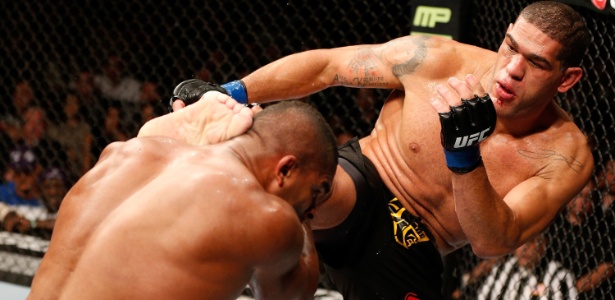 Antonio Pezão acerta golpe em Alistair Overeem durante o UFC 156 - Josh Hedges/Zuffa LLC/Zuffa LLC via Getty Images