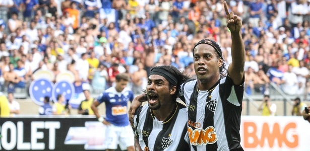 Araújo comemora com Ronaldinho gol do Atlético na derrota para o Cruzeiro - Bruno Cantini/Site oficial do Atlético-MG