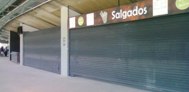 Bares do Mineirão demoraram bastante para abrir as portas e geraram protestos